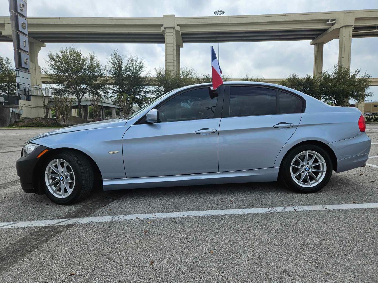 2010 Blue BMW 3-Series 328i (WBAPH7C55AA) with an 3.0L L6 DOHC 24V engine, located at 5005 Telephone Rd., Houston, TX, 77087, (713) 641-0980, 29.690666, -95.298683 - Photo#2